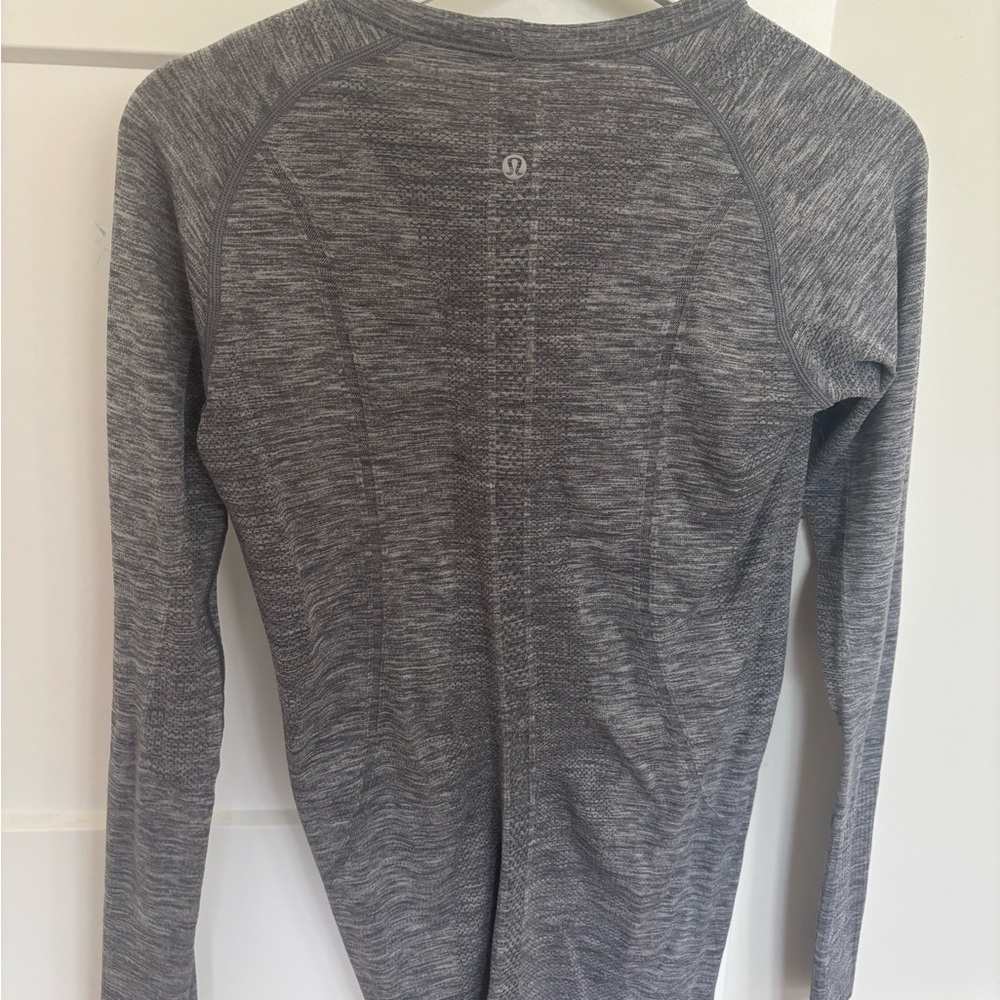lululemon women’s Heather Grey Crewneck long sleeve